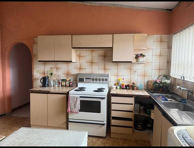 3 BEDROOM HOUSE FOR SALE IN BOSTON